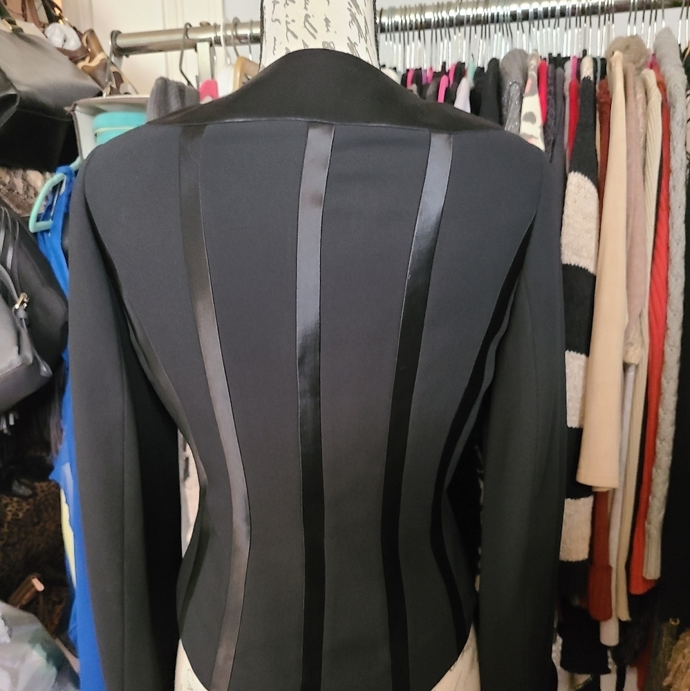 Jacket top never worn. Hp🔥🔥 - Picture 6 of 9